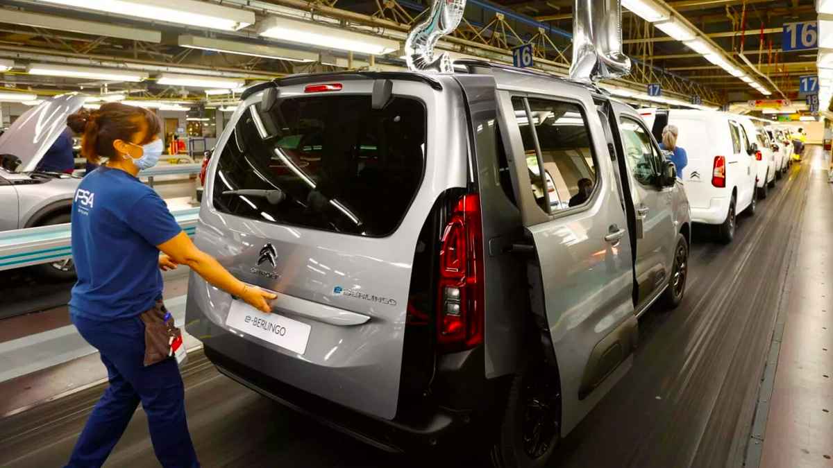 İran Fransız Otomobillerin İthalatını Yasakladı