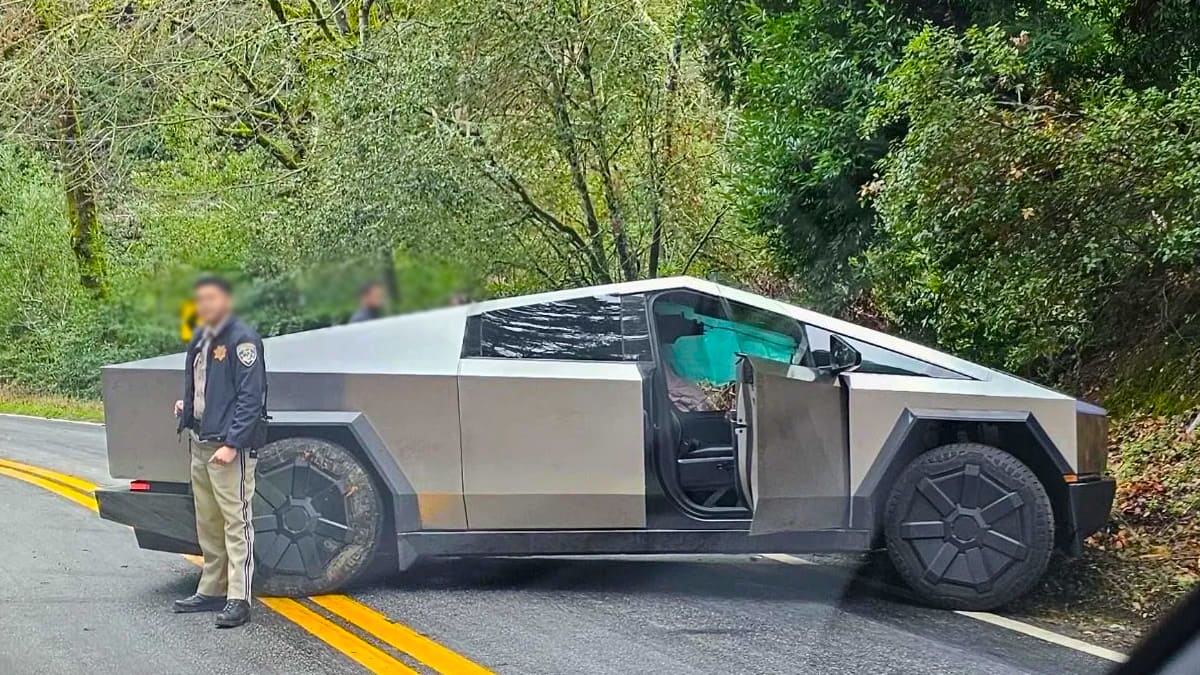 Tesla Cybertruck İlk Kazasını Corolla İle Yaptı: Cybertruck Sürücüsü Yaralandı!
